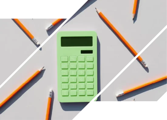 A calculator and pencils, which represent the calculations and credits of an analyzed checking account.