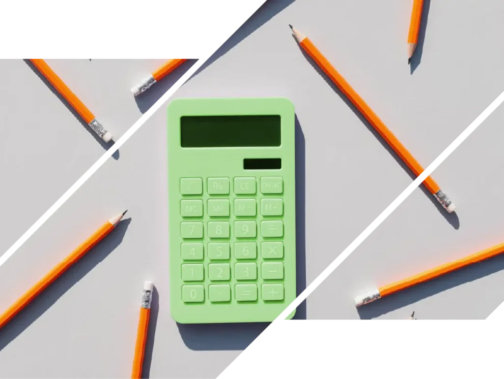 A calculator and pencils, which represent the calculations and credits of an analyzed checking account.