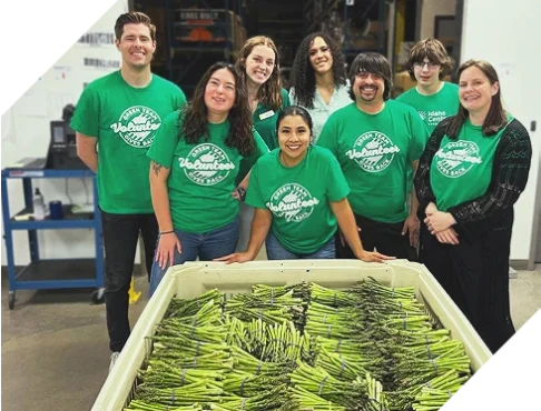 ICCU®168一分钟极速赛车体彩官网 team members serving the local community.